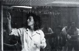 26   -  <p><span class="description">Maria Teresa Hincapié. Registro del performance "Vitrina". Librería Lerner, 1989. [Soy una mujer fría. Soy una mujer sin corazón], 2004</span></p>