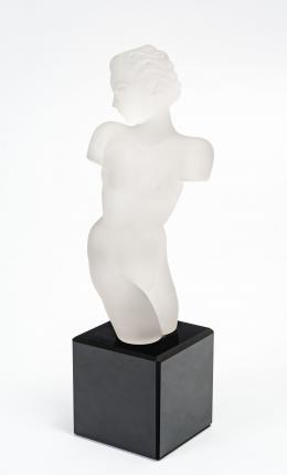 84   -  Busto de mujer. Eleon von Rommel. 