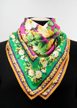 53   -  Pañoleta con diseño floral. Kenzo, década de 1980 