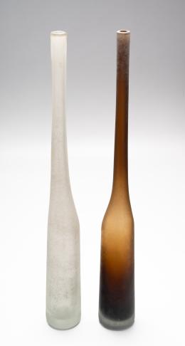 81   -  Floreros boca larga. 