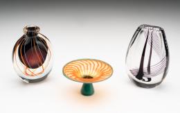 148   -  Floreros y plato de pie. De Kjell Engman para Kosta Boda - N. Fruman - De Vicke Lindstrand para Kosta Boda