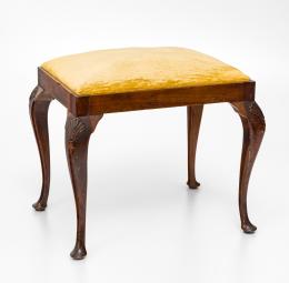112   -  Banqueta estilo Chippendale. 