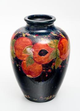 87   -  Jarrón motivo granadas. William Moorcroft. 