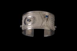 33   -  <p><span class="description">Brazalete, Taller Guayasamín, década de 1970 </span></p>