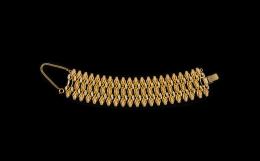 32   -  <p><span class="description">Pulsera de malla, década de 1950</span></p>