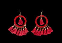 27   -  <p><span class="description">Aretes rojos, década de 1970 </span></p>