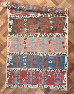 63   -  <p><span class="description">Alfombra Kilim, segunda mitad del siglo XX</span></p>