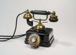 98   -  <span class="object_title">Teléfono con dial giratorio estilo victoriano</span>
