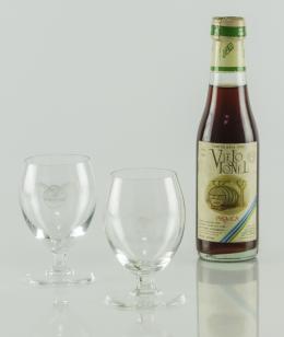 658   -  <p><span class="description">SAM Avianca. Dos copas de vino + botella vino tinto</span></p>