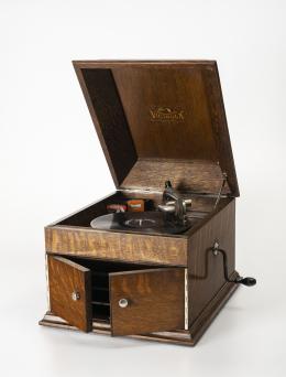 9   -  <p><span class="description">Victrola Tocadiscos. Modelo VV-VIII 76244F. Victor talking machine C.O.</span></p>