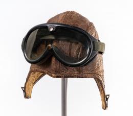 192   -  <span class="typology">Gorro de aviador y gafas. Avi-logs Aviation Equipment & Export Inc.; STEMACO</span>. 