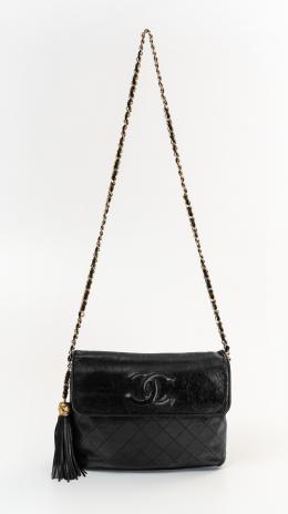 236   -  <p><span class="description">Bolso bandolera negro. Chanel</span></p>