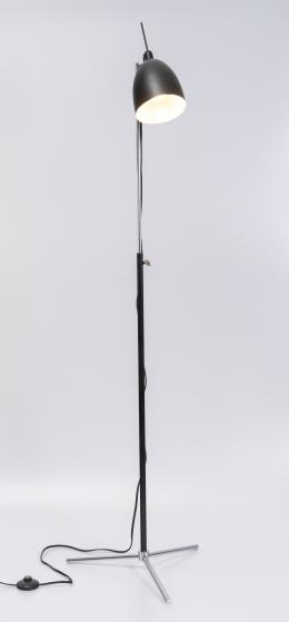 92   -  <span class="object_title">Lampara de piso</span>