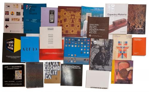 Exposiciones colectivas: 22 catálogos