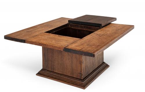 Mesa de centro estilo brutalista. De Alejandro Cabo