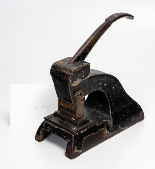 Antigua máquina perforadora