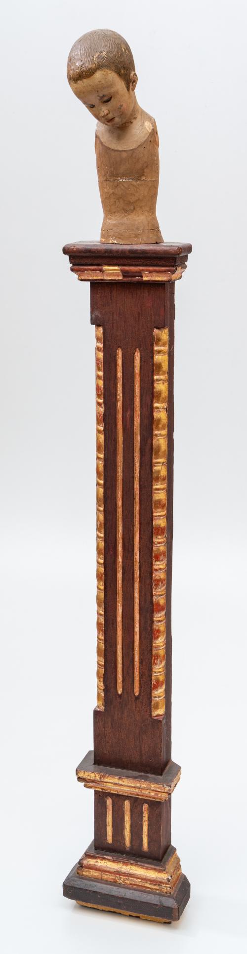 Busto colonial con columna estilocolonial