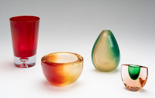 Cuenco, dos violeteros y un florero Murano