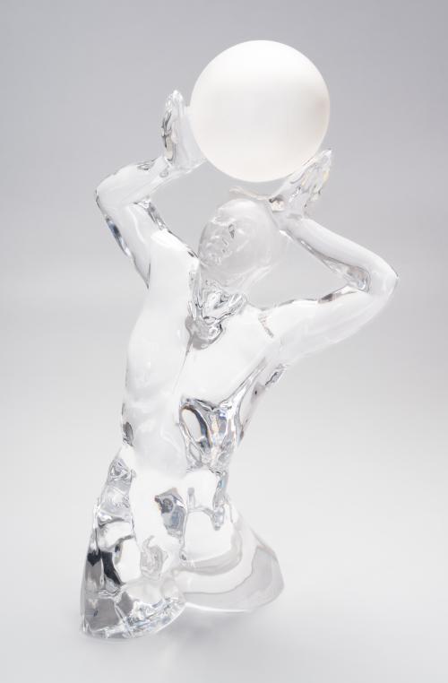 Escultura de hombre cargando la luna