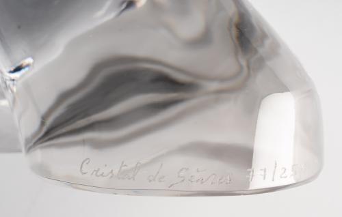 Escultura de hombre cargando la luna