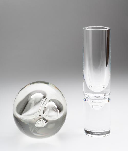 Pisapapeles y florero