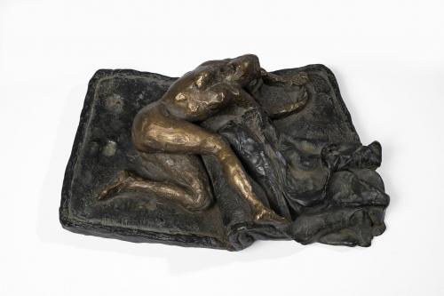 Mujer desnuda tumbada sobre un colchón 