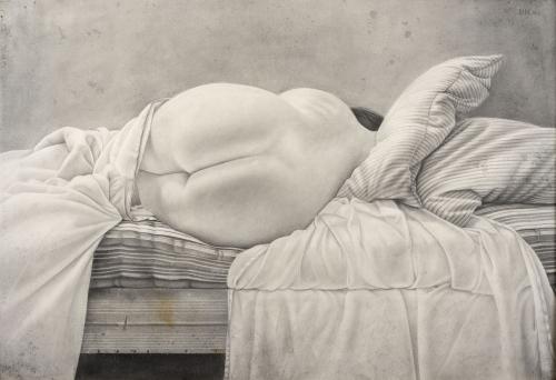 Desnudo acostado de espaldas con almohadas 