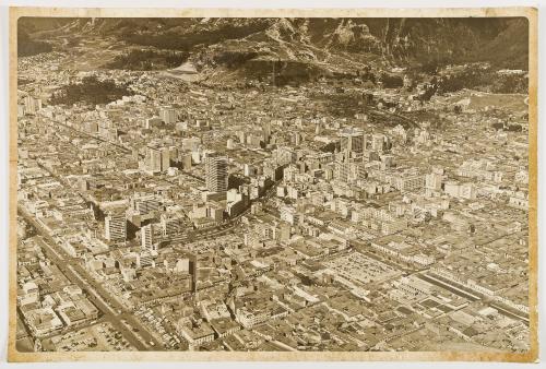 Fotografía de gran formato que muestra la vista aérea del c