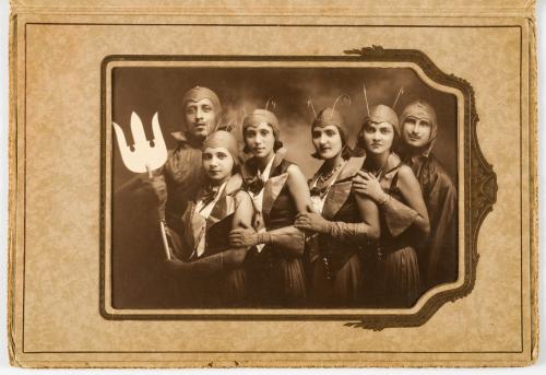 Fotografía de 6 personas con disfraces