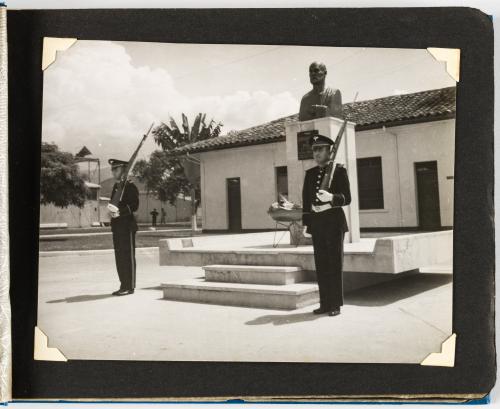 Álbum de fotografías de la X posta aérea militar de las Amé