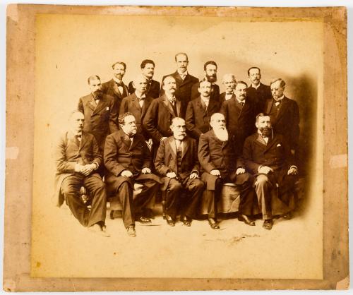 Fotografía de grupo de figuras políticas e intelectuales co