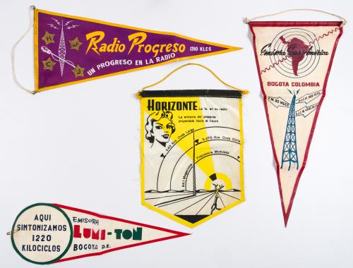 Colección de banderines de la radio colombiana