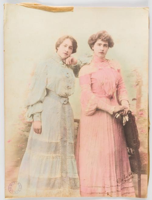 De la Hoz : Fotografía de dos señoritas con vestidos de épo