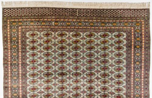 Alfombra de gran formato estilo Bukhara