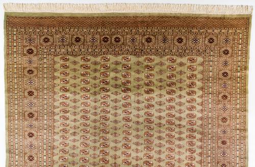 Alfombra de gran formato estilo Bukhara