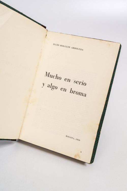  Holguín Arboleda, Julio : Mucho en serio y algo en broma