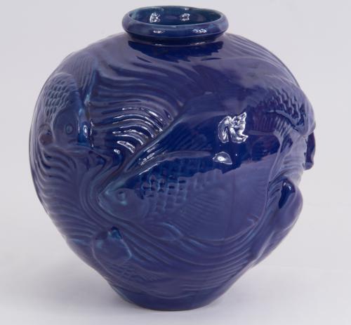 Florero en cerámica azul con decoración de peces