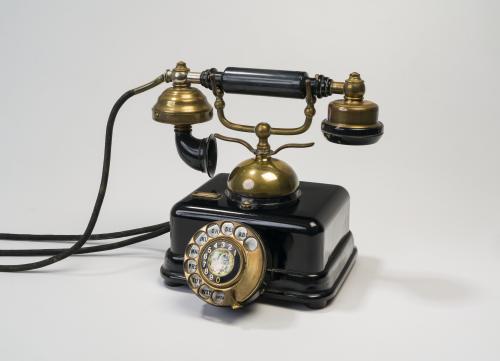 Teléfono con dial giratorio estilo victoriano